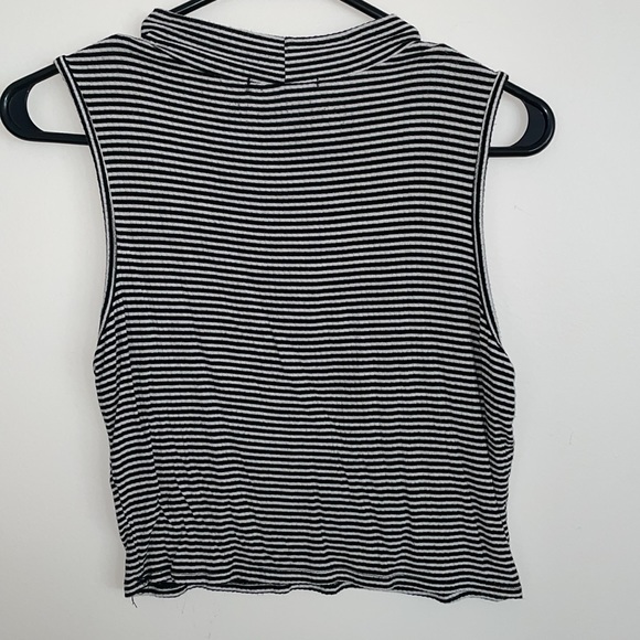 Black and White Striped Sleeveless Cropped Tank Top - Picture 4 of 5